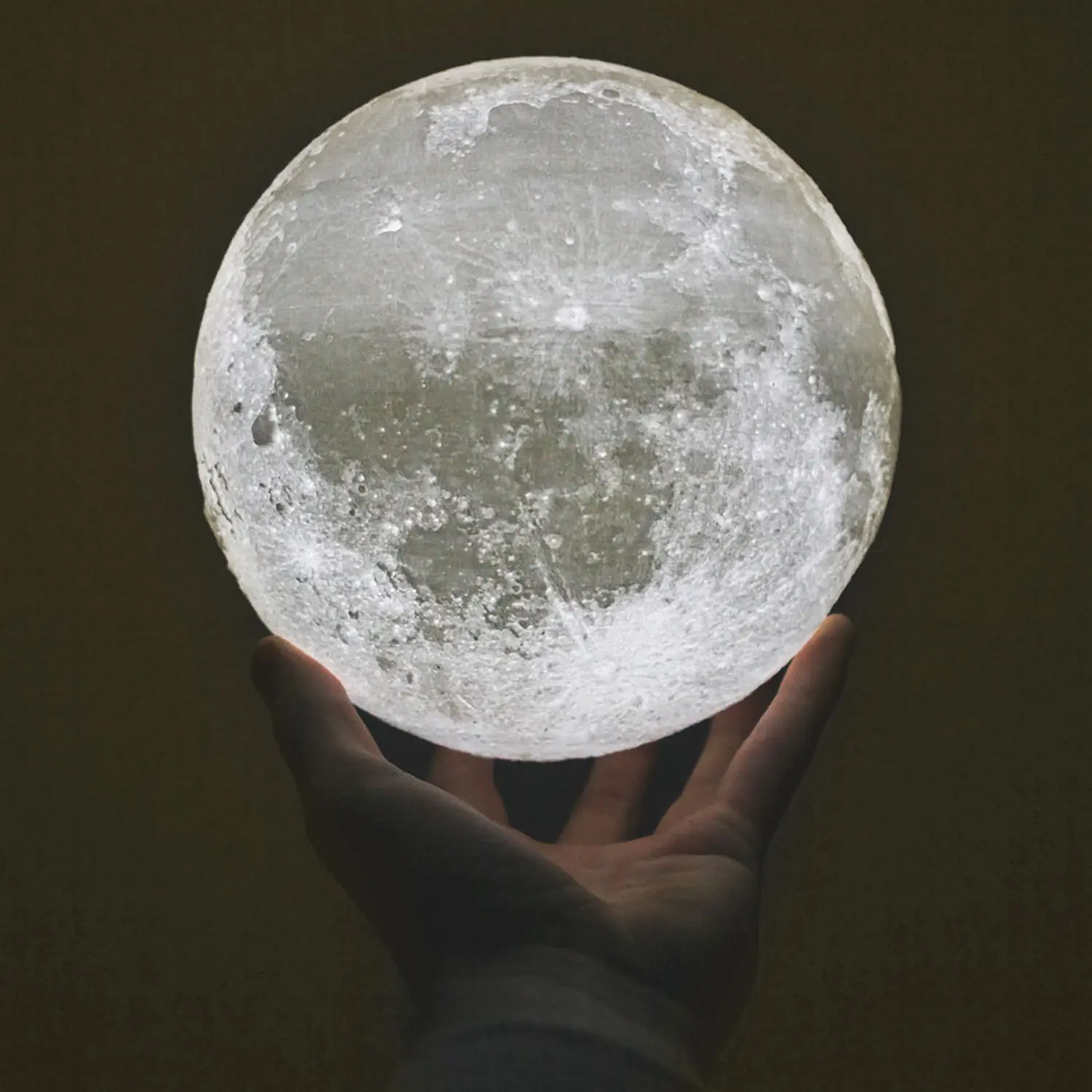 Künstlicher Mond in der Hand einer Person