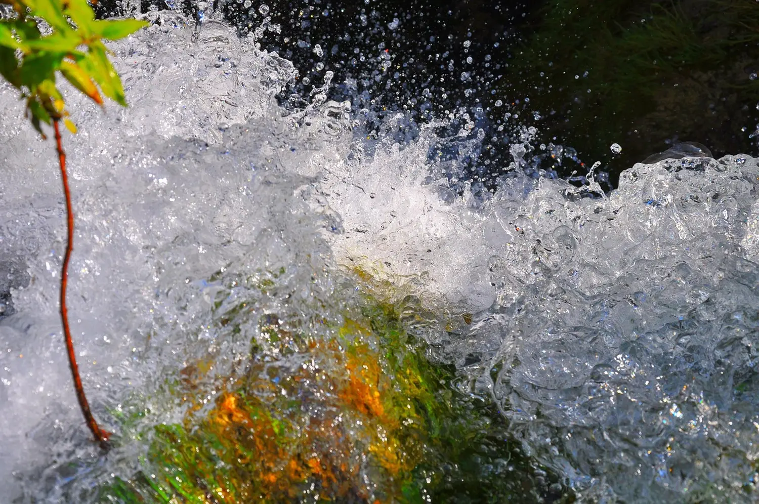 Flugzeugflügel vor Sonnenuntergang Himmelshintergrund